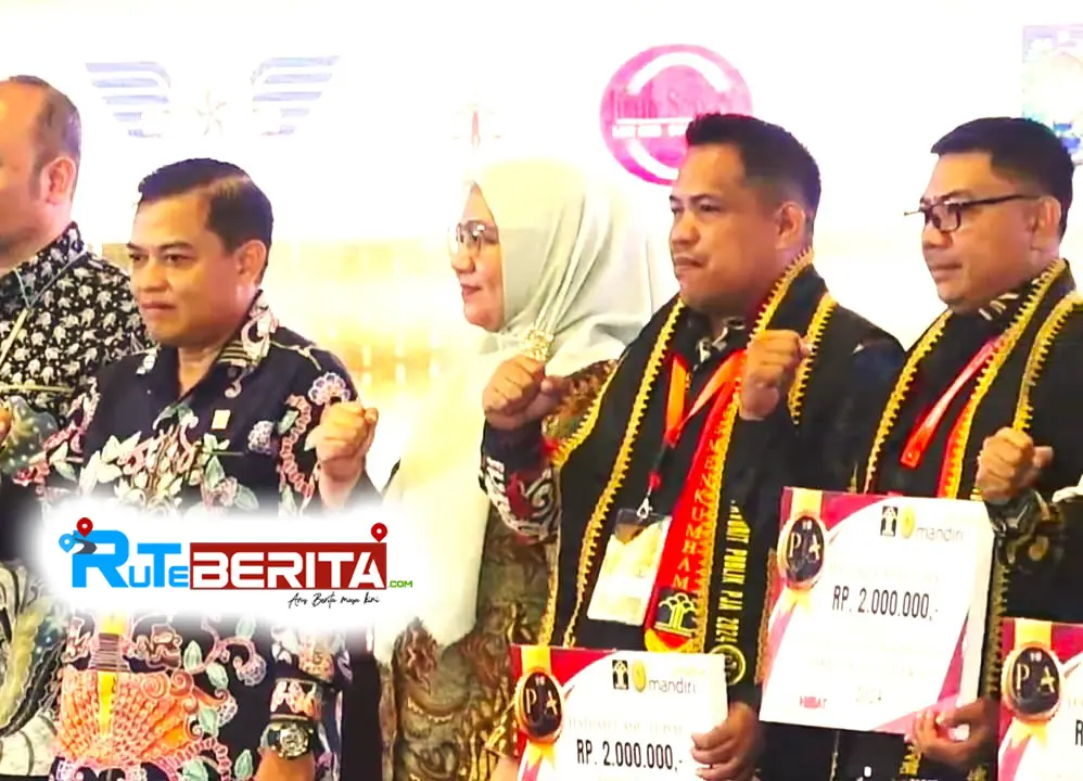 Kepala Desa Batuah, Abdul Rasyid Saat Menerima Penghargaan (istimewa)