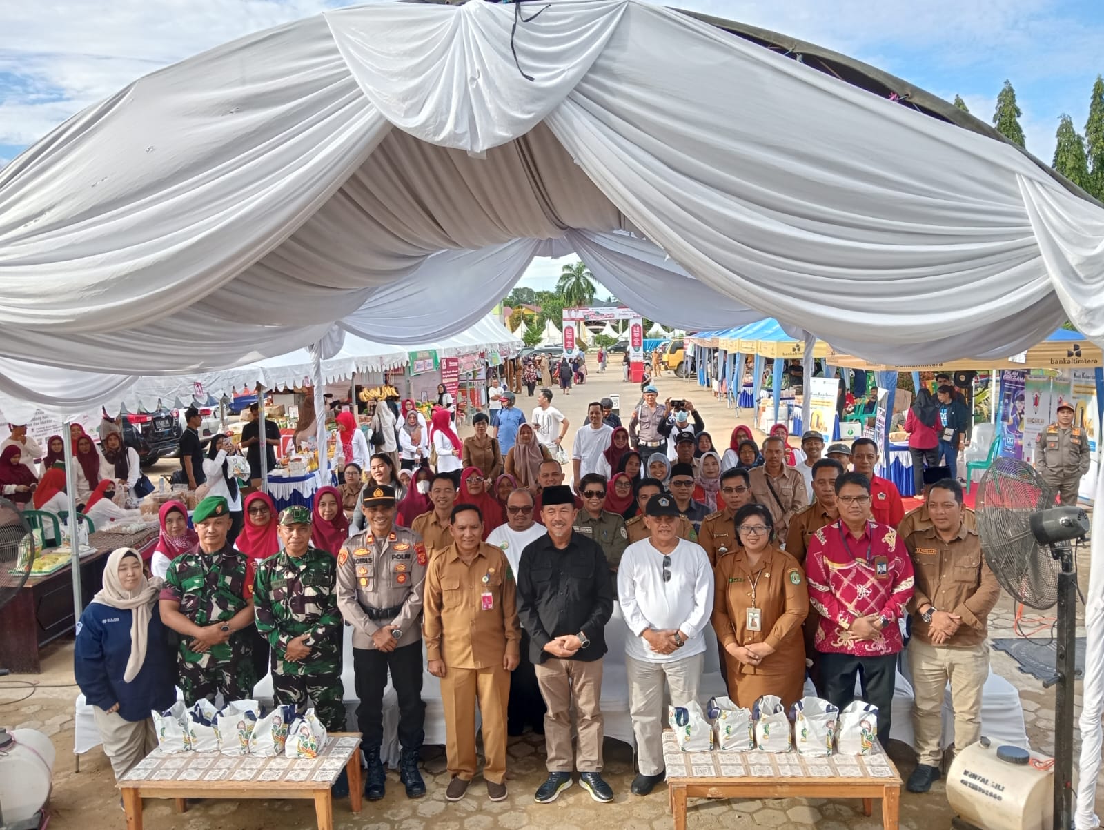Sekda Kukar, Sunggono Foto Bersama saat Pembukaan Gerakan Pangan Murah (Adv/Ruteberita).