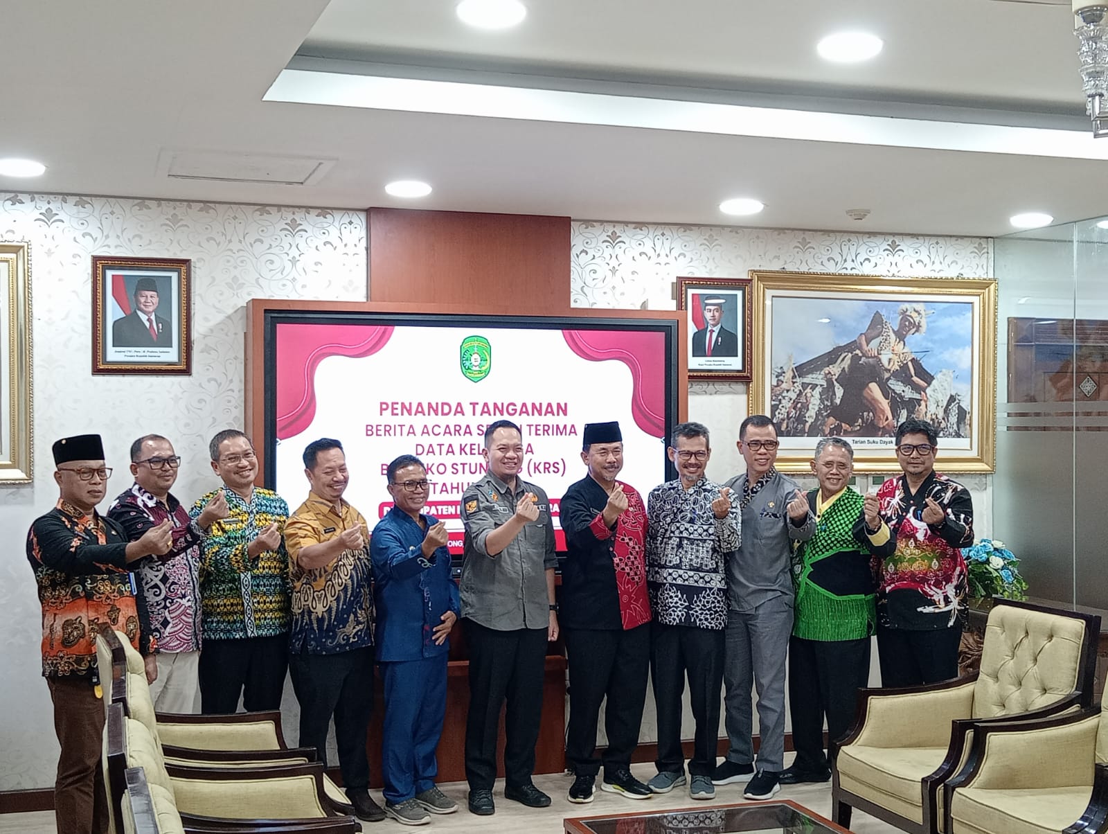 Sekda Kukar, Sunggono Foto bersama usai penyerahan data KRS ke Pemkab Kukar