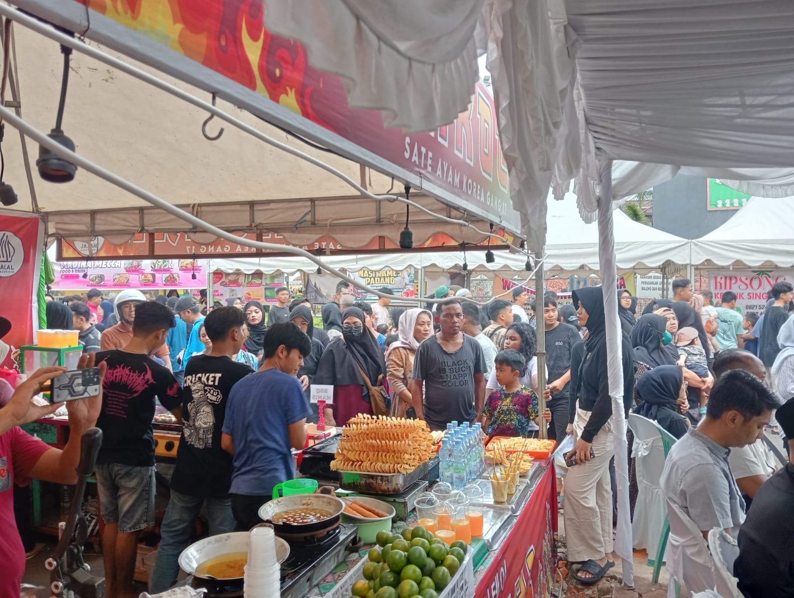 Suasana salah satu lapak UMKM di Lorong Pasar Ramadan yang diserbu pembeli.