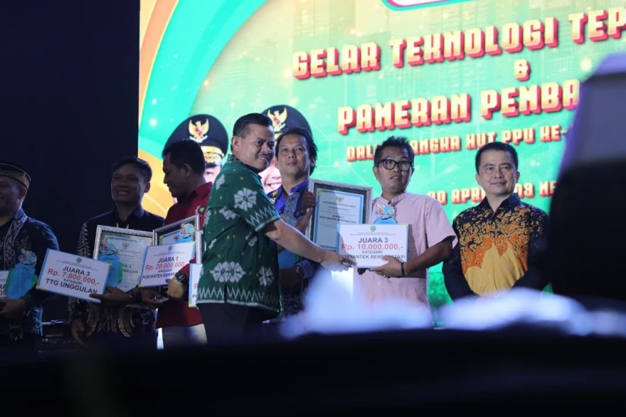 Penyerahan penghargaan Lomba Gelar Teknologi Tepat Guna (TTG) Ke-XI Provinsi Kalimantan Timur (Humas Desa Batuah)