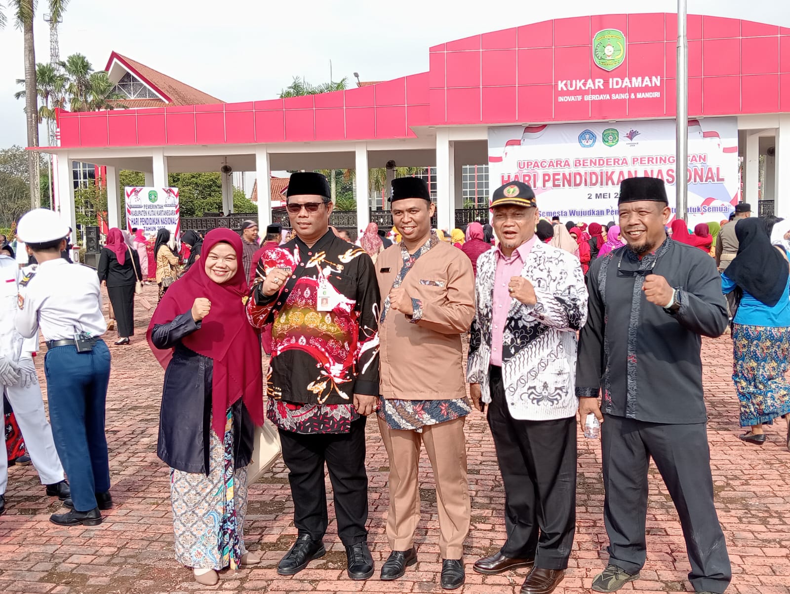 Kepala Disdikbud Kukar, Thauhid Afrilian Noor berfoto bersama para guru usai upacara peringatan Hardiknas (Adv/ruteberita)