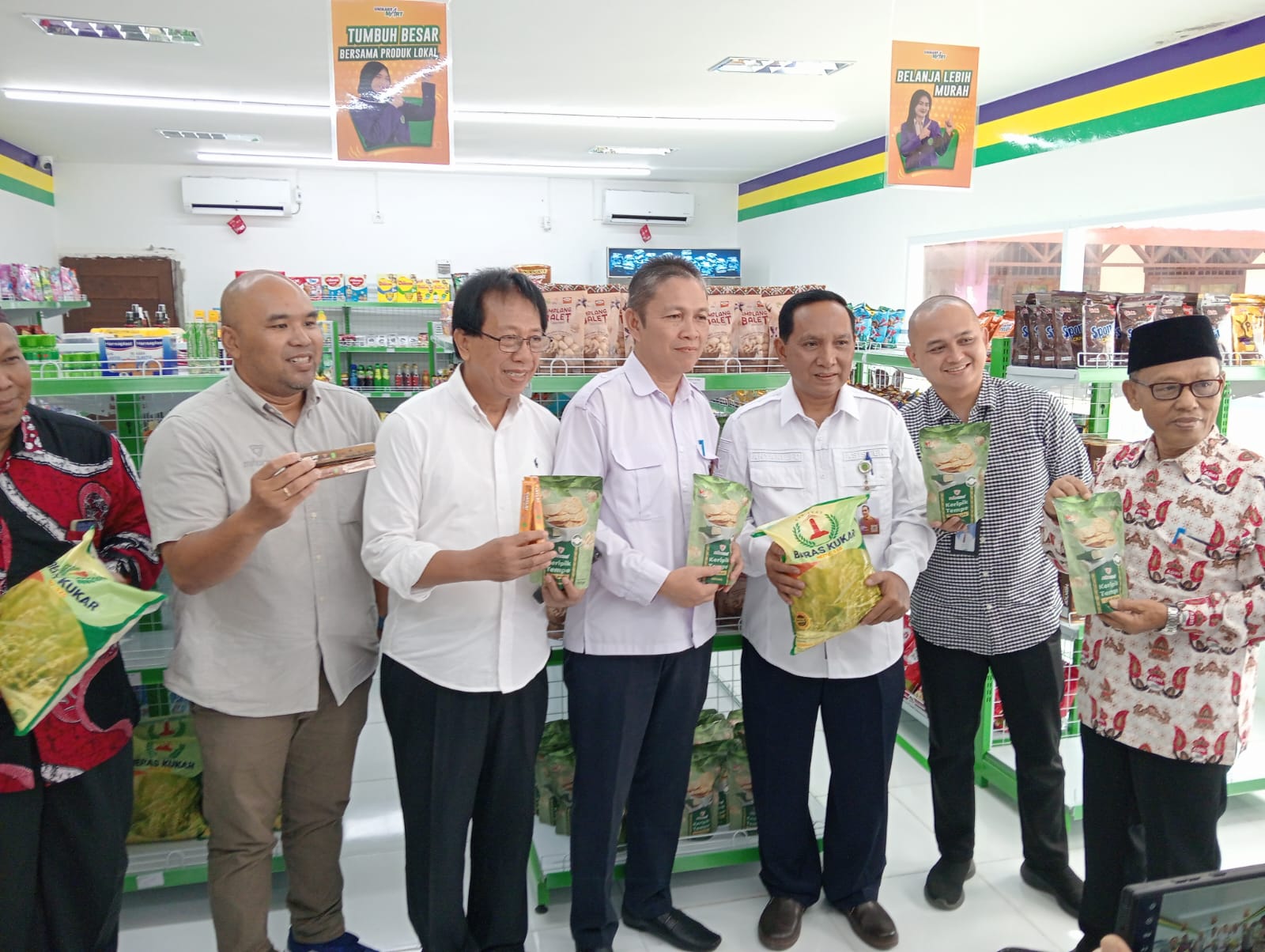 Foto Rektor Unikarta, Ince Raden Bersama Stakeholder di Unikarta Mart (Adv/ruteberita).