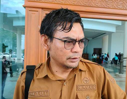 I Ketut Sudiyatmika, Kepala Desa Loa Pari merancang strategi “jemput bola” dalam penanganan sampah (Adv/ruteberita).