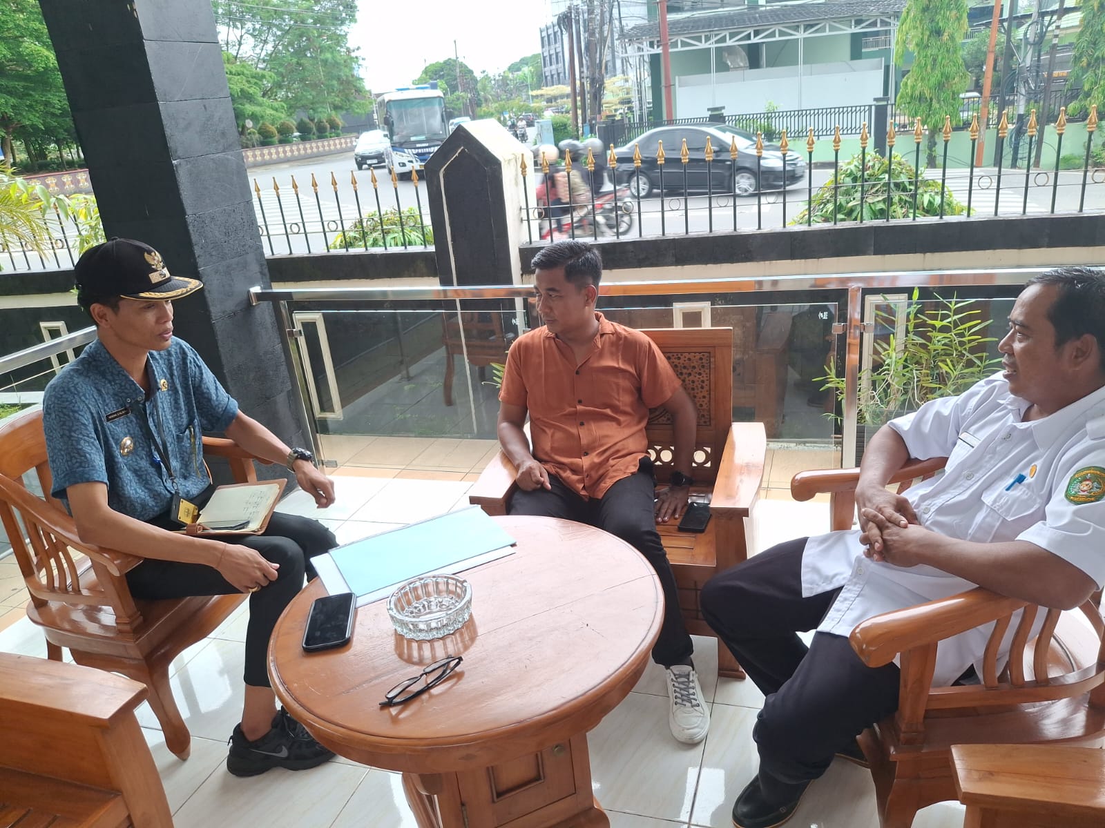 Kepala desa Muara Kaman Ulu, Hendra kordinasi terkait bantuan lampu penerangan jalan (Adv/ruteberita).