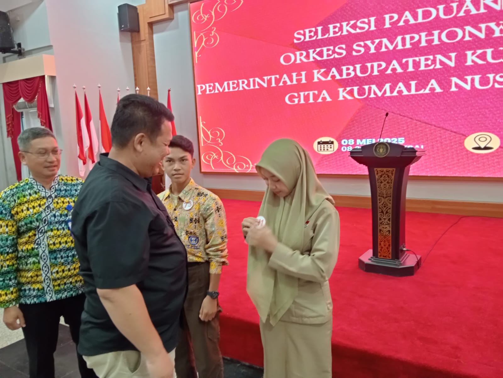 Penyematan nomor Audisi oleh Asisten III Bidang Administrasi Umum, Dafip Haryanto (Adv/ruteberita)