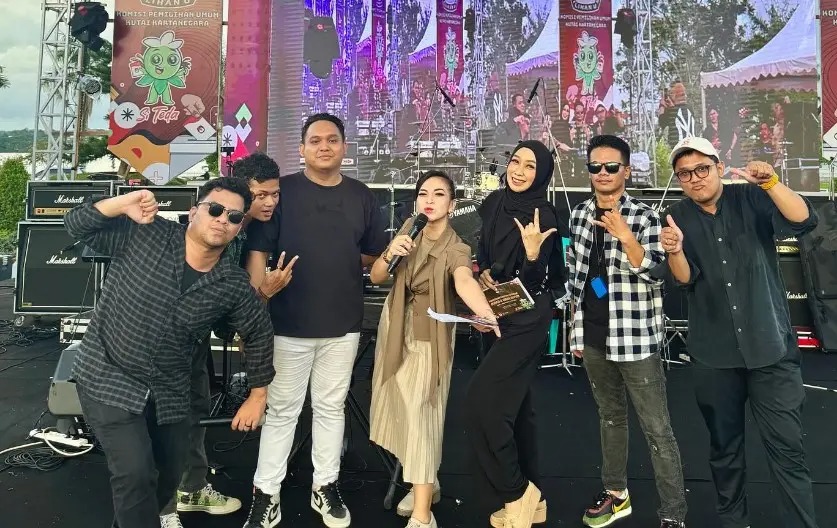 Personil Band RJ Harmony foto bersama setelah penampilan (Ruber)