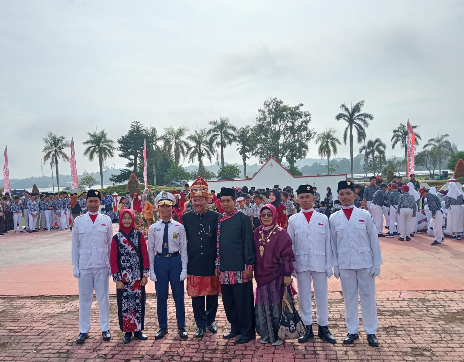 Sekda Kukar, Sunggono foto bersama siswa setelah upacara peringatan Hardiknas (Adv/ruteberita)