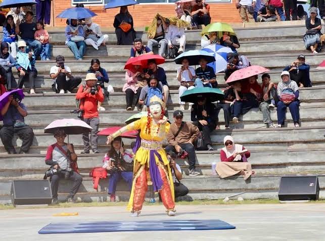 Penampilan Tari Topeng Kukar di Taman Mini Indonesia Indah (TMII) (Adv/ruteberita).