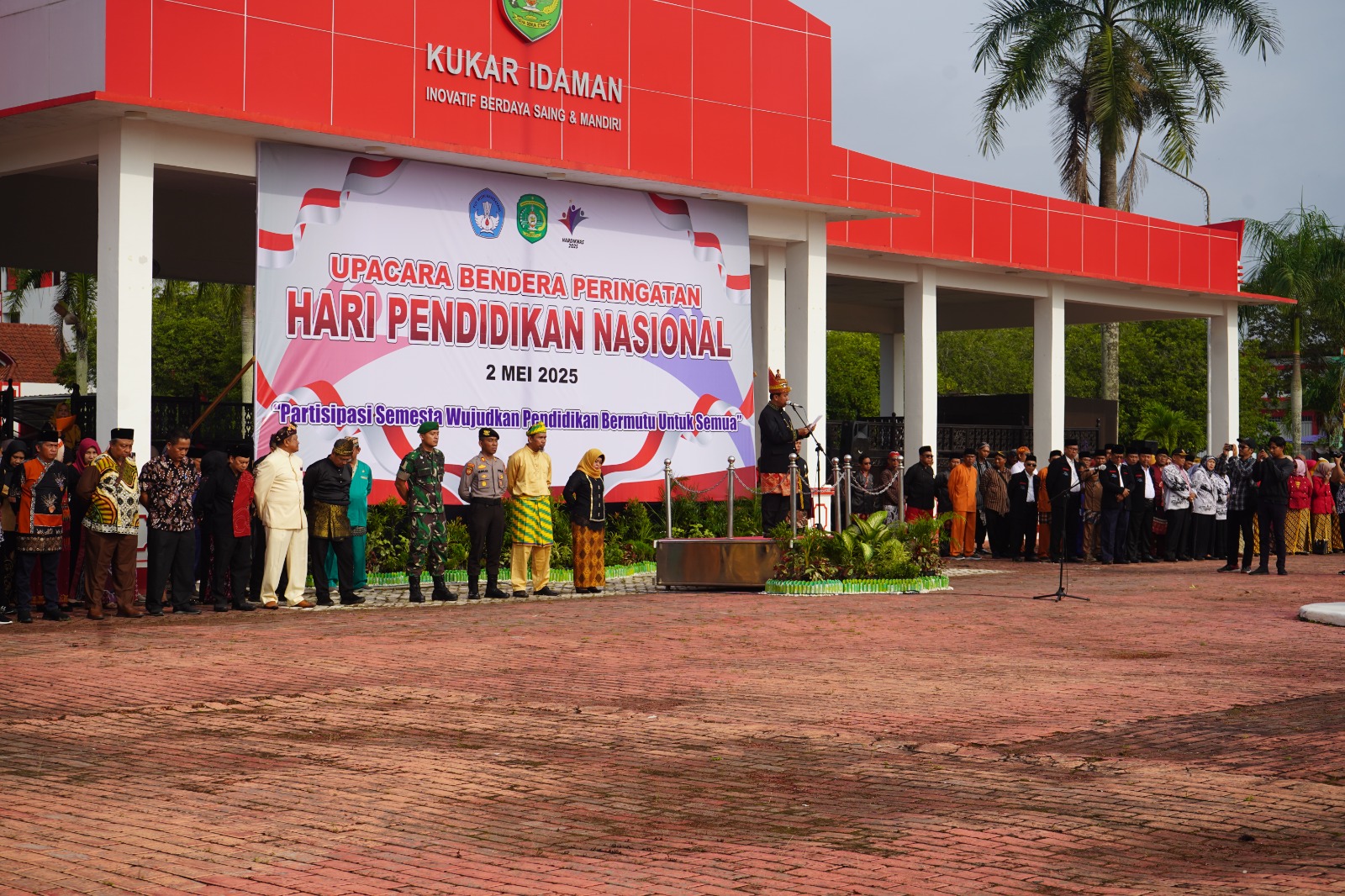Upacara Peringatan Hardiknas di lapangan kantor bupati Kutai Kartanegara (Adv/ruteberita).
