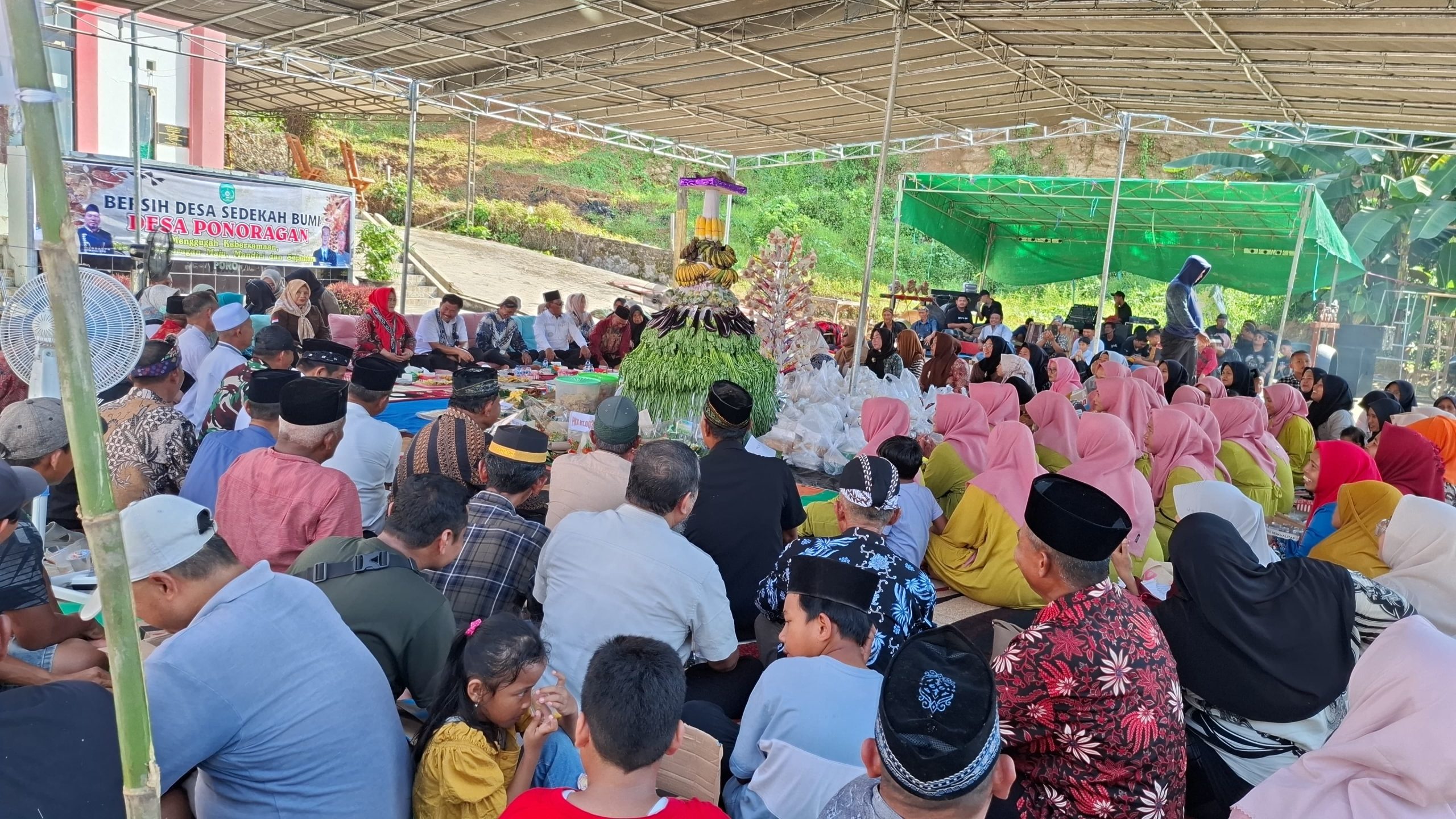 Foto Kegiatan Bersih Desa yang di gelar di Desa Ponoragan Kutai kartanegara (Adv/Ruteberita)