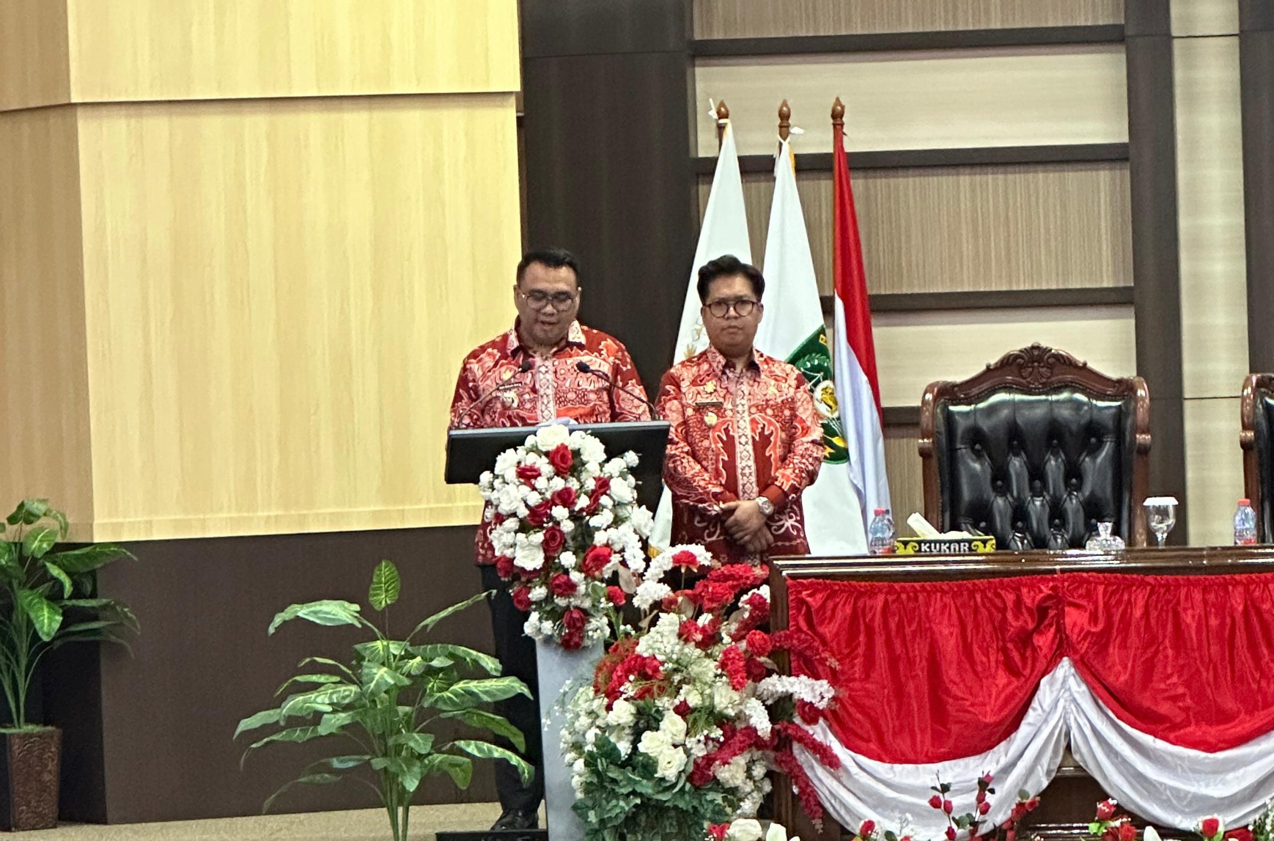  Bupati dan wakil bupati Kukar bersama unsur pimpinan DPRD mengikuti Rapat Paripurna Penyampaian Pidato Pertama Kepala Daerah tentang Visi dan Misi 2025-2030 di ruang sidang utama DPRD Kukar (Foto: Ruteberita)