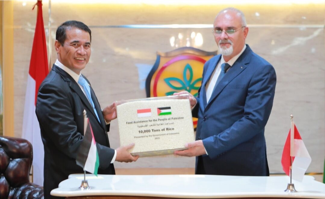 Menteri Pertanian Andi Amran Sulaiman memberi bantuan langsung secara simbolis ke Menteri Pertanian Negara Palestina Rezq Basheer-Salimia (kanan) di Kantor Pusat Kementerian Pertanian  (Kementan) (Foto: Humas Kementan)